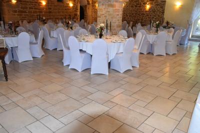 Miniature Location salle Liergues (Rhône) - Domaine du Passeloup #12 Allée bordée de pelouse et d'arbres taillés, sous un ciel dégagé dans un jardin verdoyant.