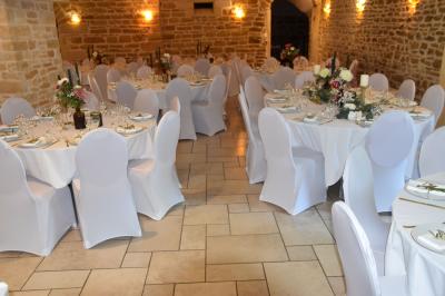 Miniature Location salle Liergues (Rhône) - Domaine du Passeloup #22 Allée bordée de pelouse et d'arbres taillés, sous un ciel dégagé dans un jardin verdoyant.