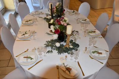 Miniature Location salle Liergues (Rhône) - Domaine du Passeloup #31 Allée bordée de pelouse et d'arbres taillés, sous un ciel dégagé dans un jardin verdoyant.