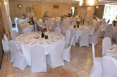 Miniature Location salle Liergues (Rhône) - Domaine du Passeloup #32 Allée bordée de pelouse et d'arbres taillés, sous un ciel dégagé dans un jardin verdoyant.