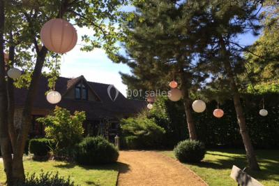 Miniature Location salle Saint-Léger-en-Bray (Oise) - Domaine du Colombier #11 Décoration festive sous une tente avec arche lumineuse, sapins de Noël, guirlandes et sol en bois.