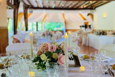 Miniature Location salle Saint-Léger-en-Bray (Oise) - Domaine du Colombier #16 Décoration festive sous une tente avec arche lumineuse, sapins de Noël, guirlandes et sol en bois.