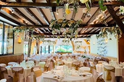 Miniature Location salle Saint-Léger-en-Bray (Oise) - Domaine du Colombier #17 Décoration festive sous une tente avec arche lumineuse, sapins de Noël, guirlandes et sol en bois.