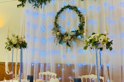 Miniature Location salle Saint-Léger-en-Bray (Oise) - Domaine du Colombier #18 Décoration festive sous une tente avec arche lumineuse, sapins de Noël, guirlandes et sol en bois.