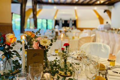 Miniature Location salle Saint-Léger-en-Bray (Oise) - Domaine du Colombier #19 Décoration festive sous une tente avec arche lumineuse, sapins de Noël, guirlandes et sol en bois.