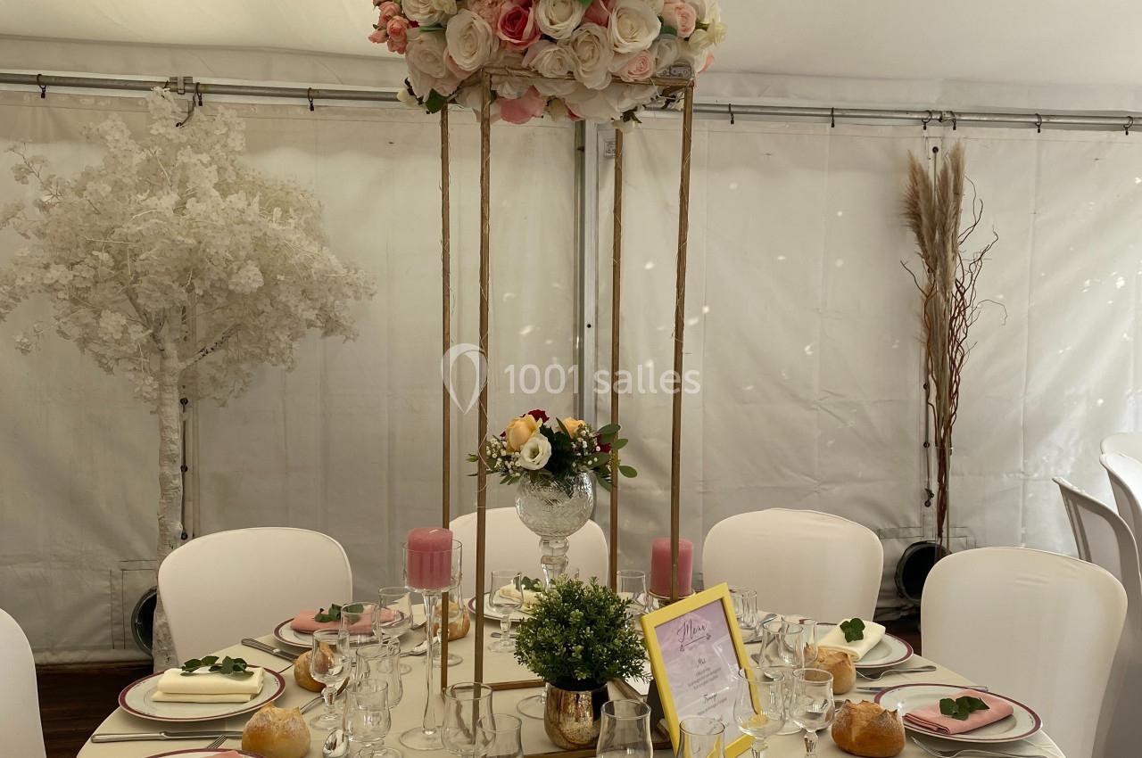 Location salle Saint-Léger-en-Bray (Oise) - Domaine du Colombier #20 Table de réception élégante avec nappes blanches, vaisselle raffinée, centre de table fleuri et décorations pastel.