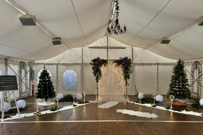 Miniature Location salle Saint-Léger-en-Bray (Oise) - Domaine du Colombier #21 Décoration festive sous une tente avec arche lumineuse, sapins de Noël, guirlandes et sol en bois.