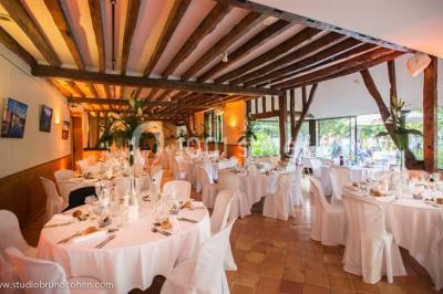 Miniature Location salle Saint-Léger-en-Bray (Oise) - Domaine du Colombier #2 Décoration festive sous une tente avec arche lumineuse, sapins de Noël, guirlandes et sol en bois.