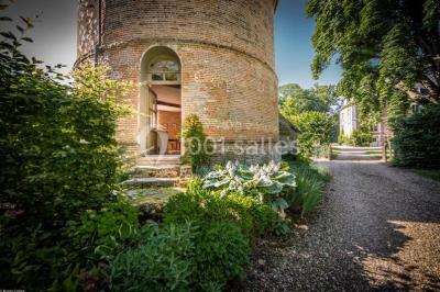 Miniature Location salle Saint-Léger-en-Bray (Oise) - Domaine du Colombier #8 Décoration festive sous une tente avec arche lumineuse, sapins de Noël, guirlandes et sol en bois.