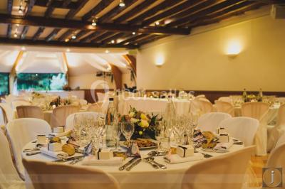 Miniature Location salle Saint-Léger-en-Bray (Oise) - Domaine du Colombier #4 Décoration festive sous une tente avec arche lumineuse, sapins de Noël, guirlandes et sol en bois.