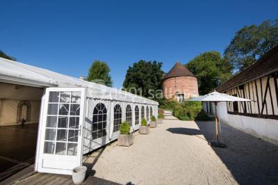 Miniature Location salle Saint-Léger-en-Bray (Oise) - Domaine du Colombier #6 Décoration festive sous une tente avec arche lumineuse, sapins de Noël, guirlandes et sol en bois.