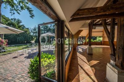 Miniature Location salle Saint-Léger-en-Bray (Oise) - Domaine du Colombier #7 Décoration festive sous une tente avec arche lumineuse, sapins de Noël, guirlandes et sol en bois.