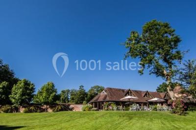 Miniature Location salle Saint-Léger-en-Bray (Oise) - Domaine du Colombier #5 Décoration festive sous une tente avec arche lumineuse, sapins de Noël, guirlandes et sol en bois.