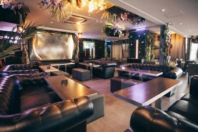 Miniature Location salle Paris 15 (Paris) - Tout Le Monde En Parle Montparnasse #2 Planche de charcuterie et fromages sur une table en terrasse, avec une bouteille de vin blanc dans un seau à glace.