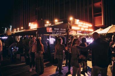 Miniature Location salle Paris 15 (Paris) - Tout Le Monde En Parle Montparnasse #5 Planche de charcuterie et fromages sur une table en terrasse, avec une bouteille de vin blanc dans un seau à glace.