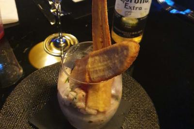 Miniature Location salle Paris 15 (Paris) - Tout Le Monde En Parle Montparnasse #8 Planche de charcuterie et fromages sur une table en terrasse, avec une bouteille de vin blanc dans un seau à glace.