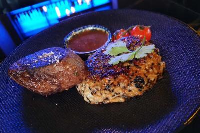 Miniature Location salle Paris 15 (Paris) - Tout Le Monde En Parle Montparnasse #10 Planche de charcuterie et fromages sur une table en terrasse, avec une bouteille de vin blanc dans un seau à glace.