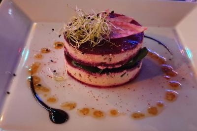 Miniature Location salle Paris 15 (Paris) - Tout Le Monde En Parle Montparnasse #11 Planche de charcuterie et fromages sur une table en terrasse, avec une bouteille de vin blanc dans un seau à glace.