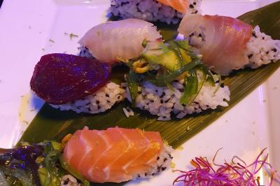 Miniature Location salle Paris 15 (Paris) - Tout Le Monde En Parle Montparnasse #14 Planche de charcuterie et fromages sur une table en terrasse, avec une bouteille de vin blanc dans un seau à glace.