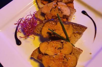 Miniature Location salle Paris 15 (Paris) - Tout Le Monde En Parle Montparnasse #16 Planche de charcuterie et fromages sur une table en terrasse, avec une bouteille de vin blanc dans un seau à glace.