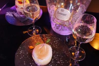 Miniature Location salle Paris 15 (Paris) - Tout Le Monde En Parle Montparnasse #18 Planche de charcuterie et fromages sur une table en terrasse, avec une bouteille de vin blanc dans un seau à glace.