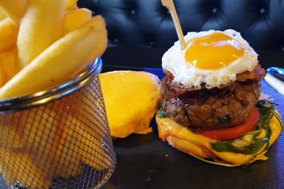 Miniature Location salle Paris 15 (Paris) - Tout Le Monde En Parle Montparnasse #19 Planche de charcuterie et fromages sur une table en terrasse, avec une bouteille de vin blanc dans un seau à glace.