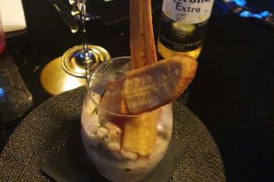Miniature Location salle Paris 15 (Paris) - Tout Le Monde En Parle Montparnasse #8 Assiette de viande garnie de roquette et sauce rouge, servie sur une table avec des verres de vin en arrière-plan.