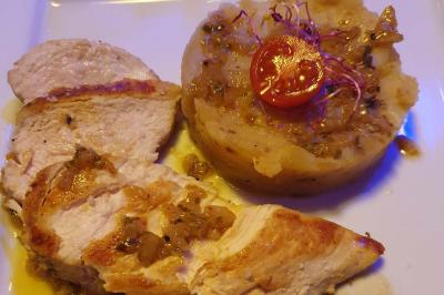 Miniature Location salle Paris 15 (Paris) - Tout Le Monde En Parle Montparnasse #15 Assiette de viande garnie de roquette et sauce rouge, servie sur une table avec des verres de vin en arrière-plan.