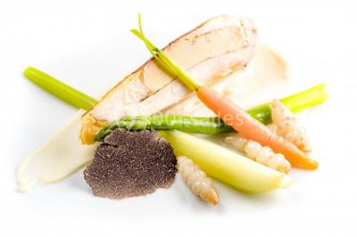 Comptoir de réception en bois avec étagères éclairées contenant des bouteilles et des verres, décoré de plantes séchées.