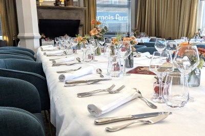 Miniature Location salle Seclin (Nord) - Auberge du Forgeron #2 Comptoir de réception en bois avec étagères éclairées contenant des bouteilles et des verres, décoré de plantes séchées.