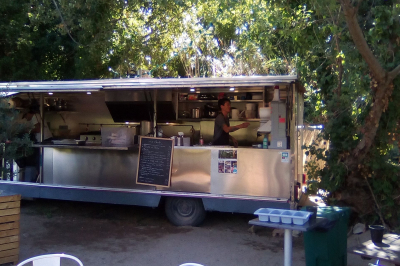 Affiche colorée annonçant le 50e anniversaire du Rachdingue avec une liste d'artistes et la date du 28 juillet.