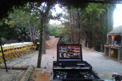 Affiche colorée annonçant le 50e anniversaire du Rachdingue avec une liste d'artistes et la date du 28 juillet.