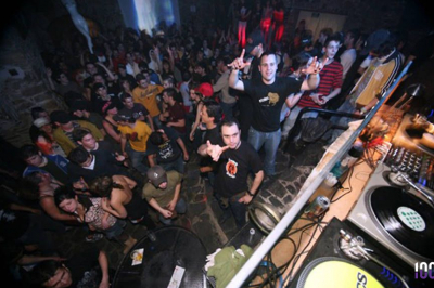 Affiche colorée annonçant le 50e anniversaire du Rachdingue avec une liste d'artistes et la date du 28 juillet.