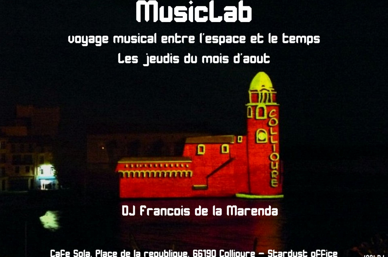 Projection lumineuse sur un bâtiment à Collioure, annonçant des soirées musicales en août avec DJ François de la Marenda.