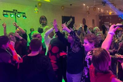 Miniature DJ Bannalec (Finistère) - Big Up Anim #2 Scène décorée avec guirlandes lumineuses, plantes et une table de DJ éclairée en bleu et blanc.