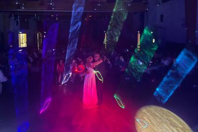 Miniature DJ Bannalec (Finistère) - Big Up Anim #7 Scène décorée avec guirlandes lumineuses, plantes et une table de DJ éclairée en bleu et blanc.