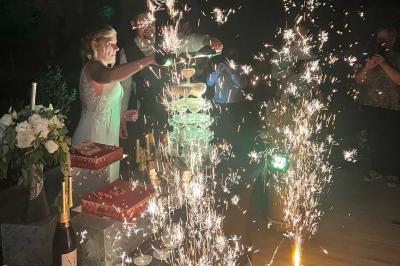 Miniature DJ Bannalec (Finistère) - Big Up Anim #9 Scène décorée avec guirlandes lumineuses, plantes et une table de DJ éclairée en bleu et blanc.