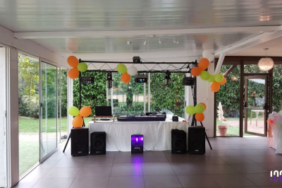 Miniature DJ Diémoz (Isère) - FeeJoliEvents #2 Salle sombre avec des jeux de lumières colorées et des personnes dansant sous des faisceaux laser.