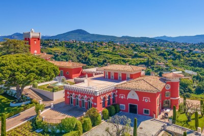 Espace lumineux avec tables hautes, affiches de mode et personnes discutant sous une structure métallique.