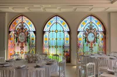 Espace lumineux avec tables hautes, affiches de mode et personnes discutant sous une structure métallique.