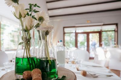 Miniature Location salle Mouscron (Hainaut) - Le Belvédère #10 Terrasse extérieure d'un restaurant avec des tables et chaises sur un sol en pierre, entourée de verdure et arbres.