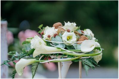 Miniature Location salle Mouscron (Hainaut) - Le Belvédère #7 Terrasse extérieure d'un restaurant avec des tables et chaises sur un sol en pierre, entourée de verdure et arbres.