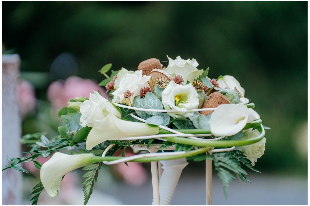 Location salle Mouscron (Hainaut) - Le Belvédère #7 Composition florale avec des roses blanches, des callas et des feuillages verts, disposée sur un support décoratif.