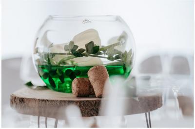 Miniature Location salle Mouscron (Hainaut) - Le Belvédère #9 Terrasse extérieure d'un restaurant avec des tables et chaises sur un sol en pierre, entourée de verdure et arbres.