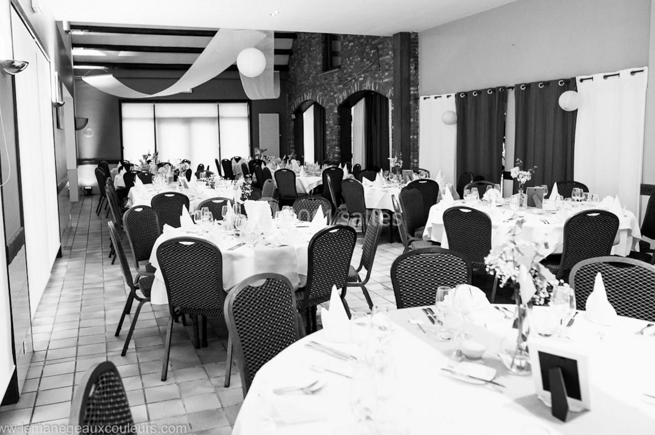 Location salle Mouscron (Hainaut) - Le Belvédère #15 Salle de réception aménagée avec des tables rondes dressées, chaises noires et décoration sobre.