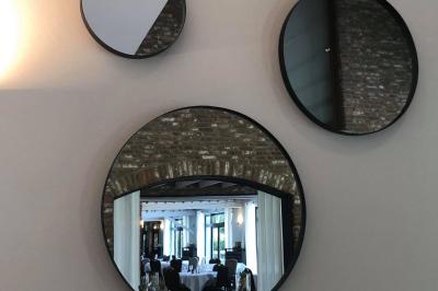 Miniature Location salle Mouscron (Hainaut) - Le Belvédère #12 Terrasse extérieure d'un restaurant avec des tables et chaises sur un sol en pierre, entourée de verdure et arbres.