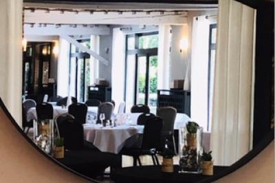 Miniature Location salle Mouscron (Hainaut) - Le Belvédère #11 Terrasse extérieure d'un restaurant avec des tables et chaises sur un sol en pierre, entourée de verdure et arbres.