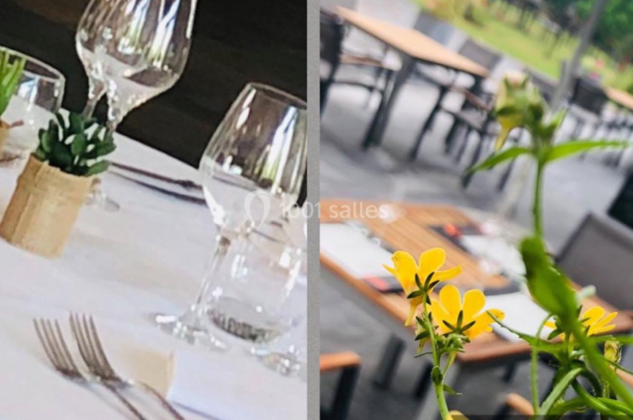 Location salle Mouscron (Hainaut) - Le Belvédère #19 Table dressée avec verres et couverts à gauche, terrasse extérieure avec fleurs jaunes au premier plan à droite.