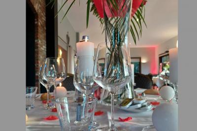 Miniature Location salle Mouscron (Hainaut) - Le Belvédère #14 Terrasse extérieure d'un restaurant avec des tables et chaises sur un sol en pierre, entourée de verdure et arbres.