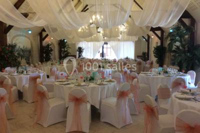 Miniature Location salle Vouvray (Indre-et-Loire) - Château de Jallanges #7 Façade d'un château illuminée par des lumières colorées rose et violette lors d'un événement nocturne.